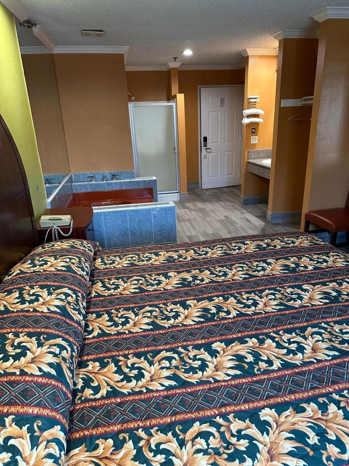 Heritage Inn And Suites Corona Exteriör bild